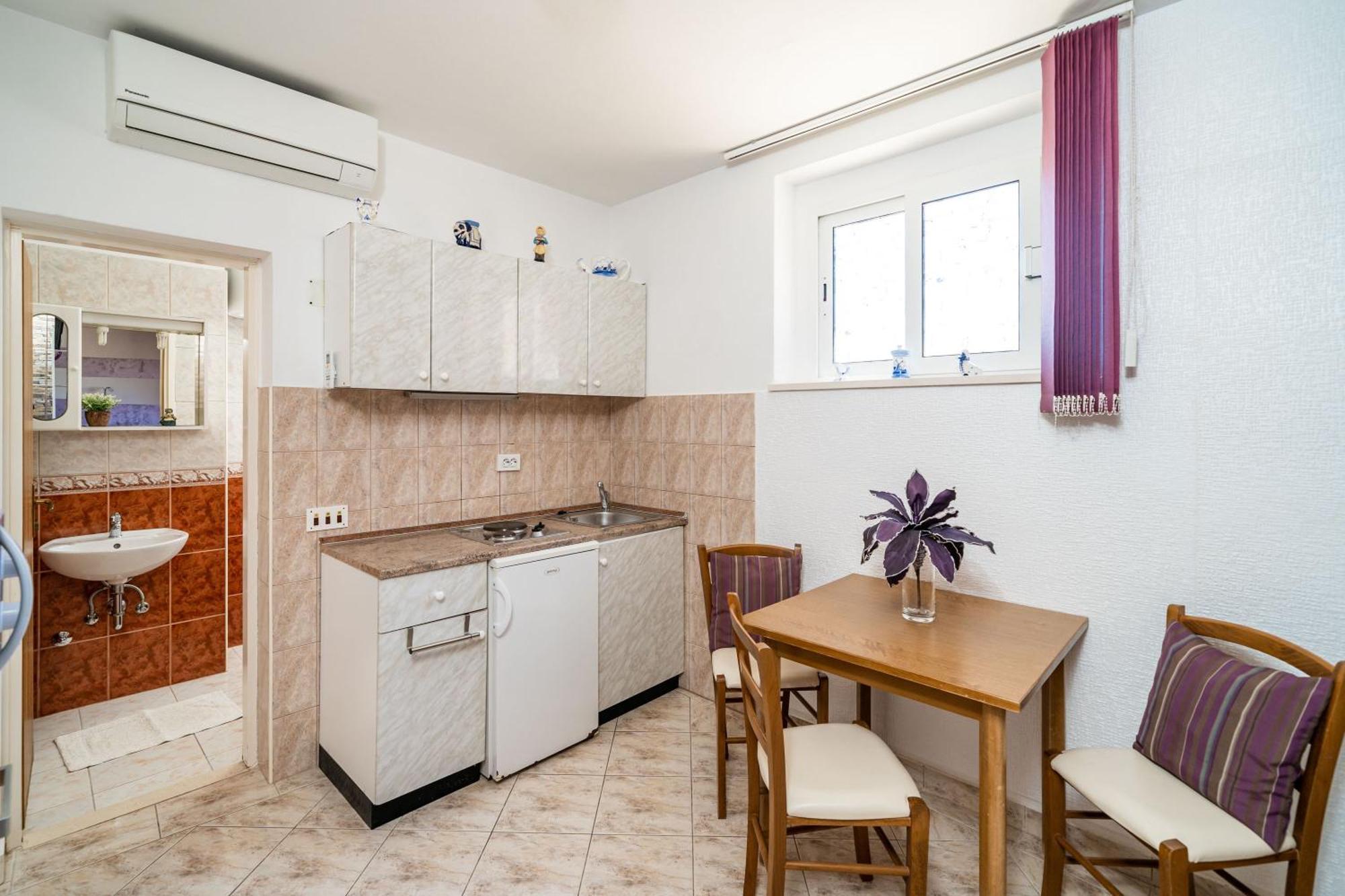 Apartments Nikolina Lumbarda Bilik gambar