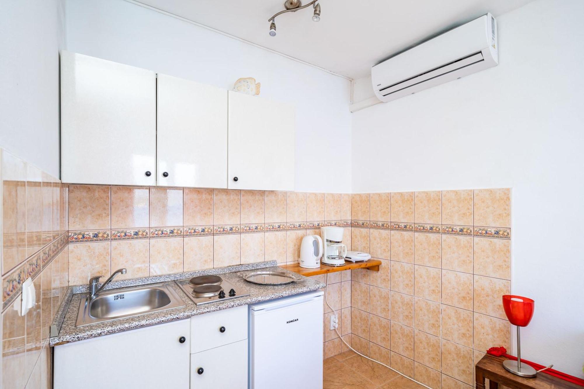 Apartments Nikolina Lumbarda Bilik gambar
