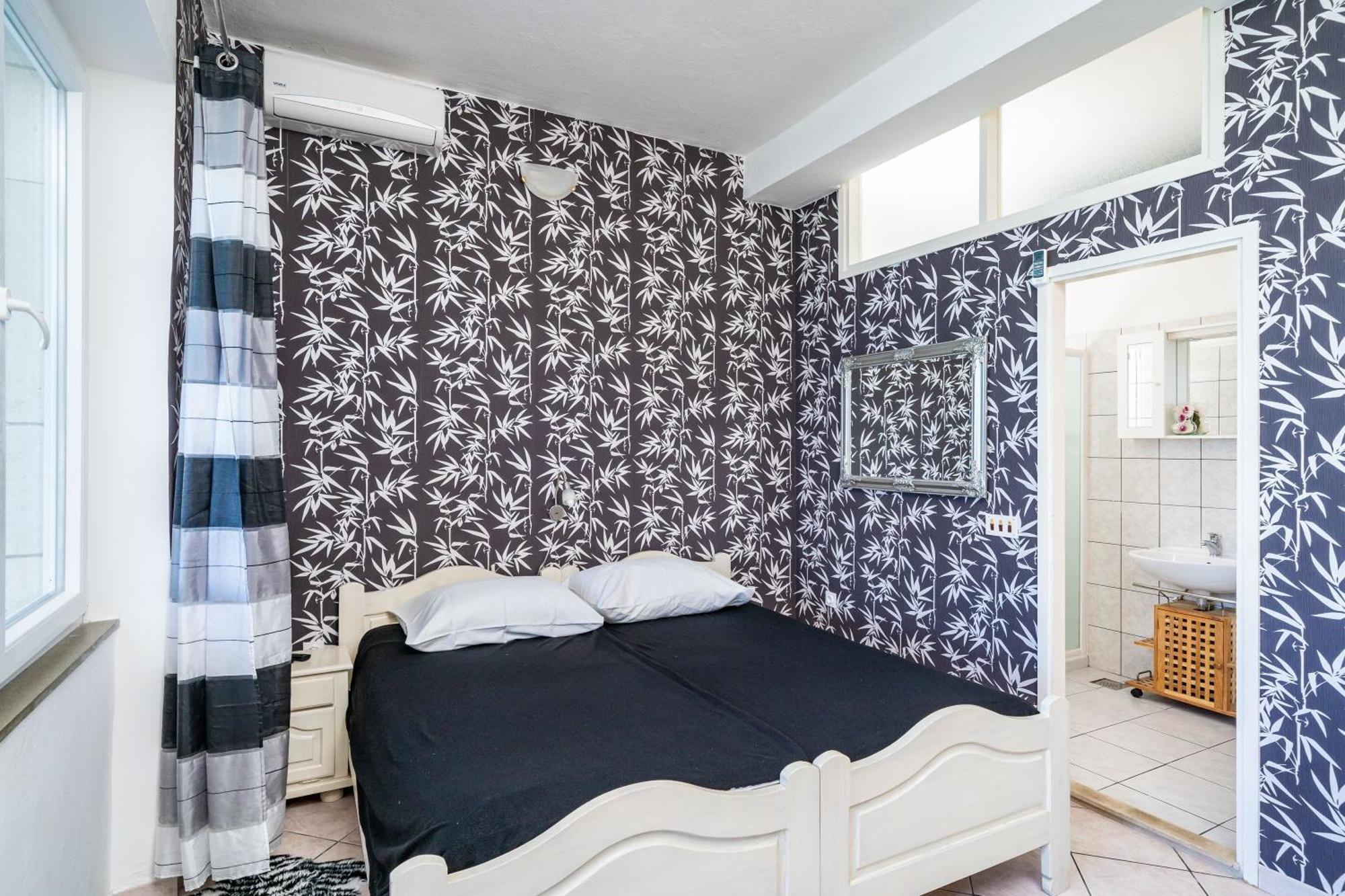 Apartments Nikolina Lumbarda Bilik gambar